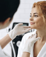 publicidad sanitaria en clínica estética: paciente en consulta