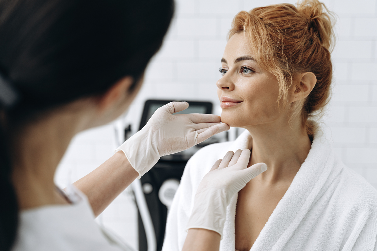 publicidad sanitaria en clínica estética: paciente en consulta
